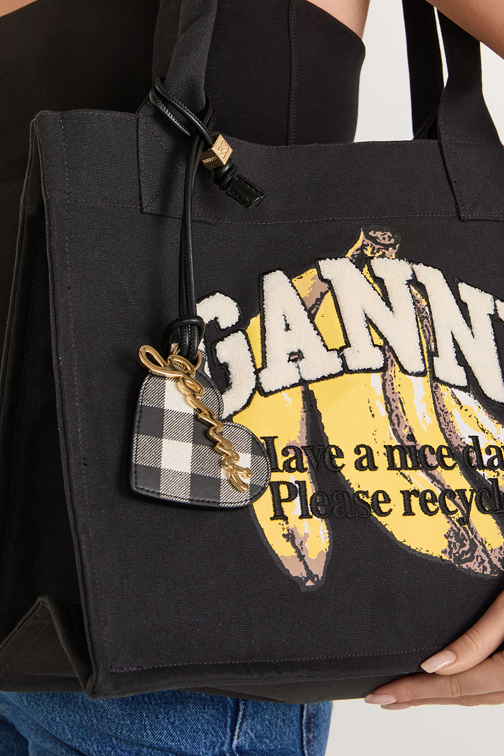 תמונת כל הלוק של מראה לתיק